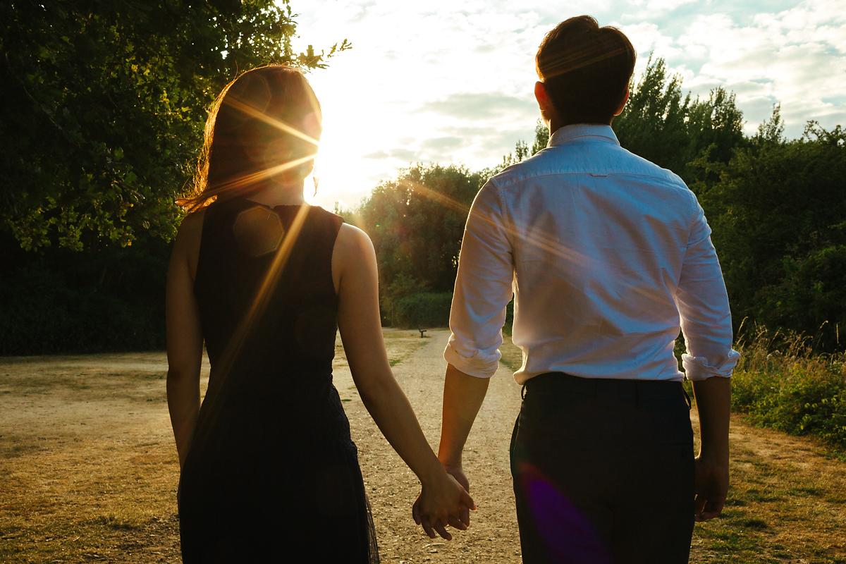 Creative pre-wedding photos in Cambridge country park