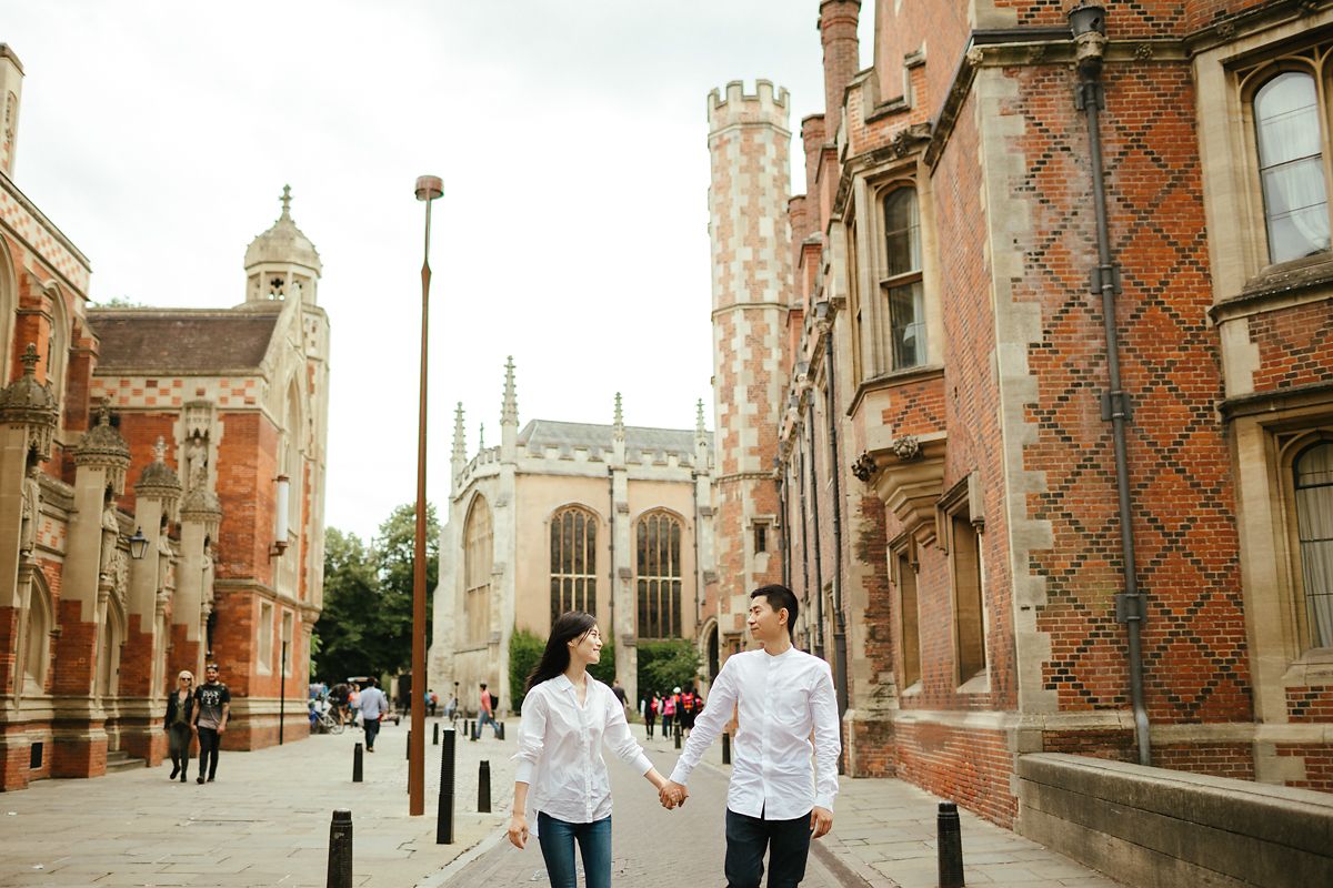 Cambridge pre-wedding photos around the colleges