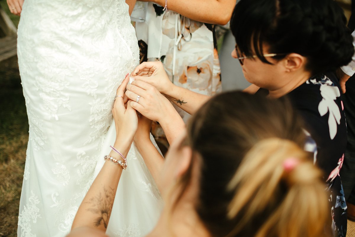 Fixing your wedding dress on a wedding day